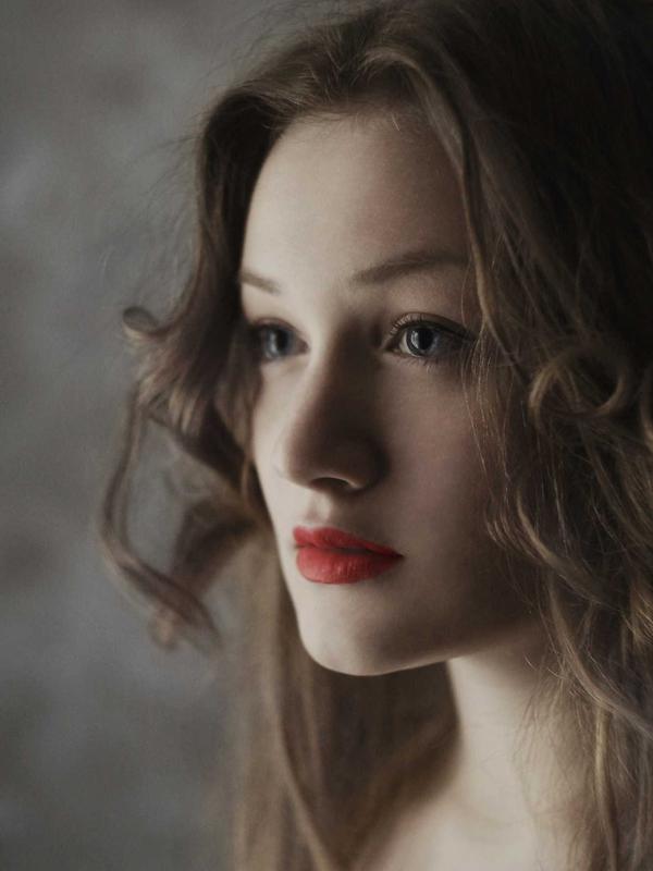 Sofia Reyes portrait with cellar backdrop
